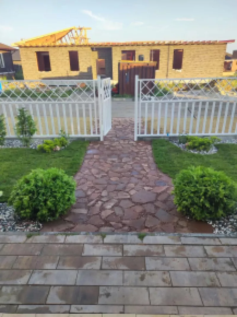Дорожка из дикого камня к калитке, клумбы и посадки